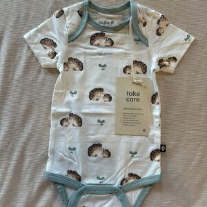 Kyte BABY White Hedgehog Print Short Sleeve Bodysuit with Sage Trim